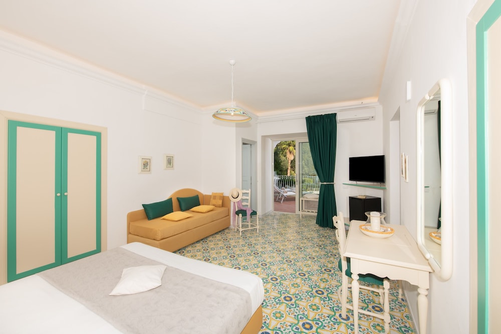Deluxe Double Room, Balcony, Sea View - Photo 2
