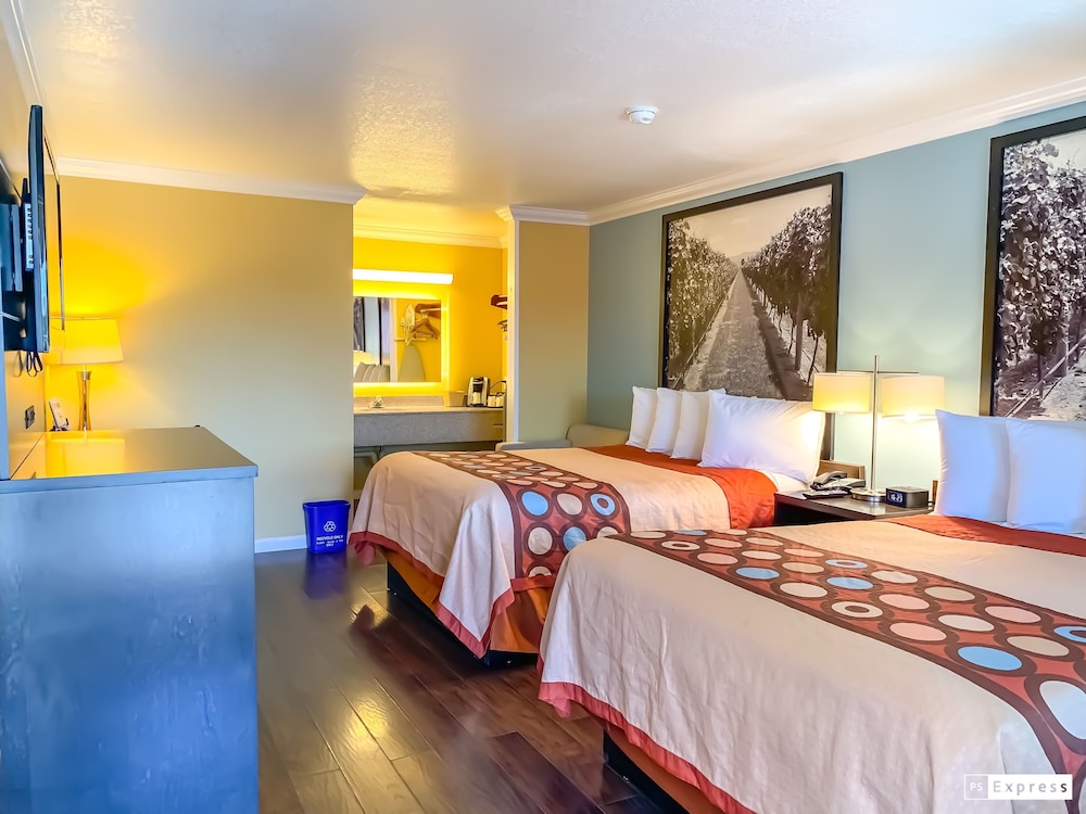 Room, 2 Queen Beds, Smoking photo 2