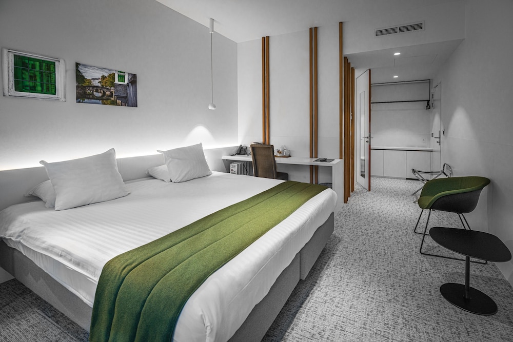 Standard Double or Twin Room - Photo 19