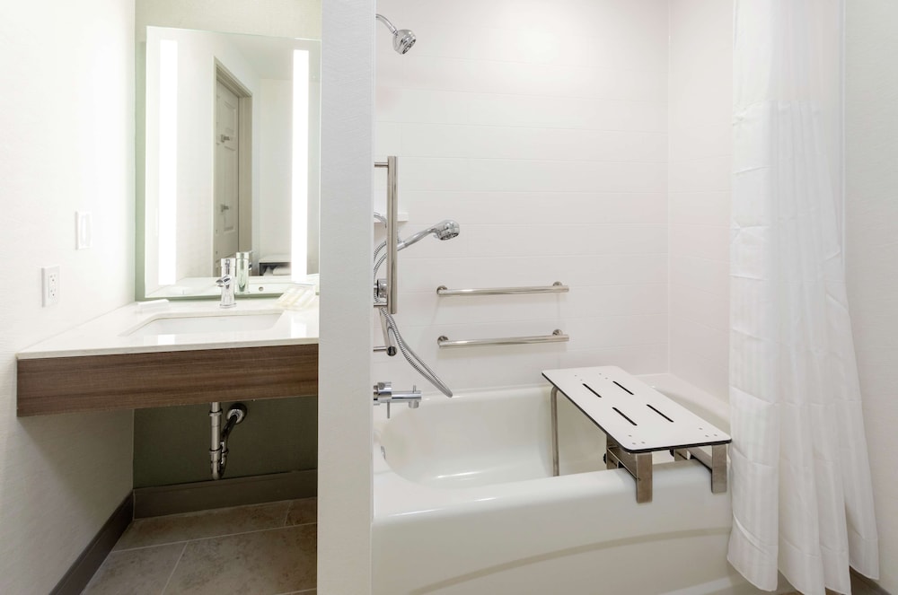 Suite, 1 Bedroom, Accessible, Bathtub - Photo 2