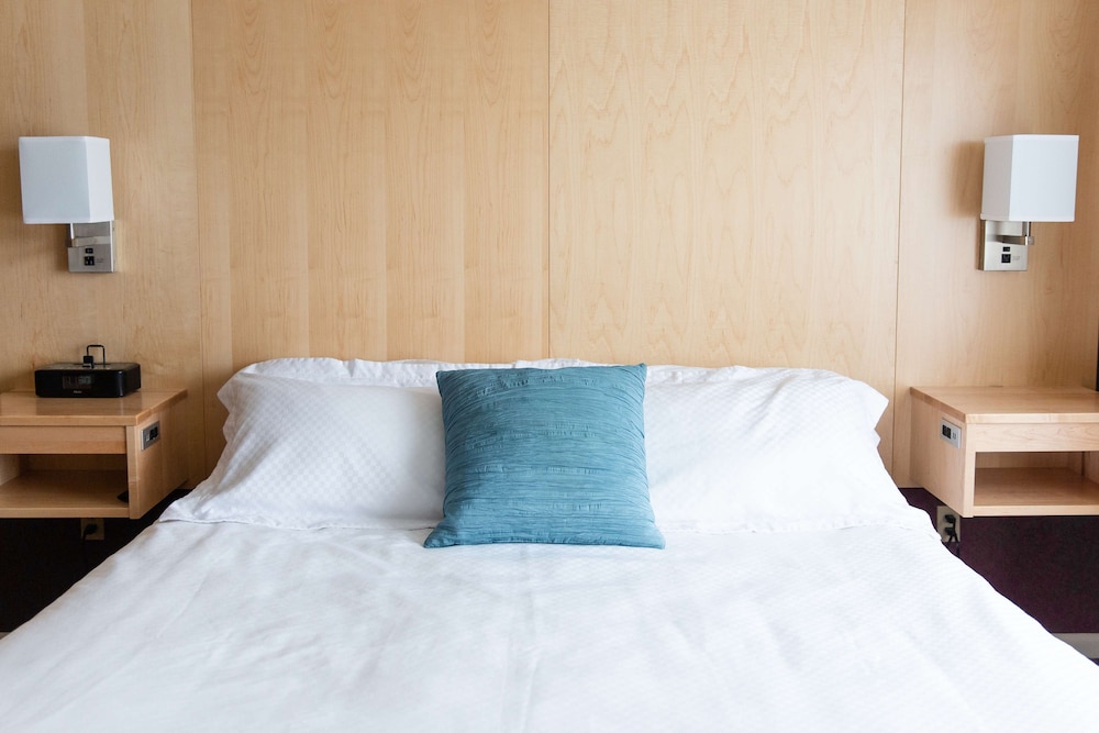 Deluxe Room, 1 Queen Bed, Accessible (Roll-In Shower) photo 2