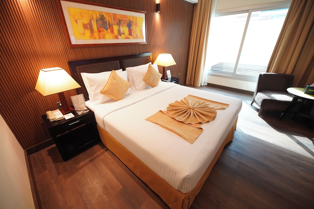 Executive Suite, 1 King Bed, Smoking photo 2