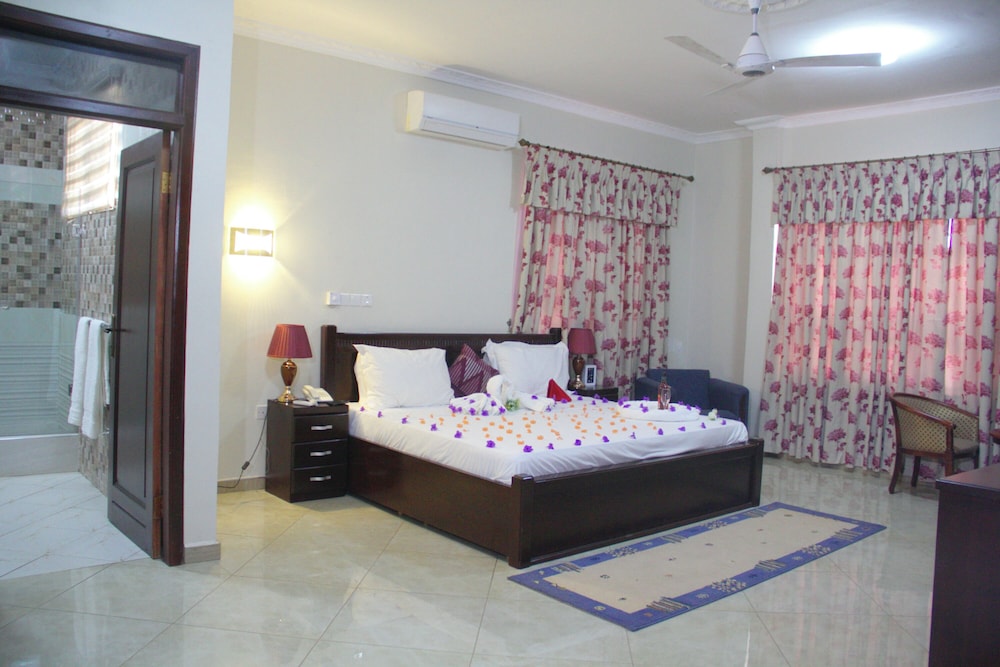 Premium Room, 1 King Bed, Accessible, Private Bathroom photo 2