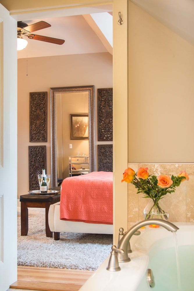 Honeymoon Suite, 1 Queen Bed, Non Smoking photo 2