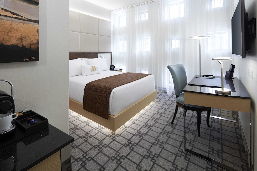 Premium Room, 1 Queen Bed, Accessible (Un Lit Queen 350 SQFT 32 SQM)