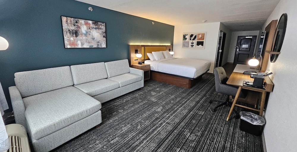 Executive Suite, 1 King Bed, Non Smoking - Photo 1