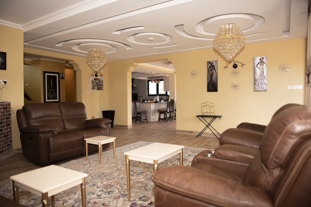 Exclusive House, 6 Bedrooms, Hill View photo 3