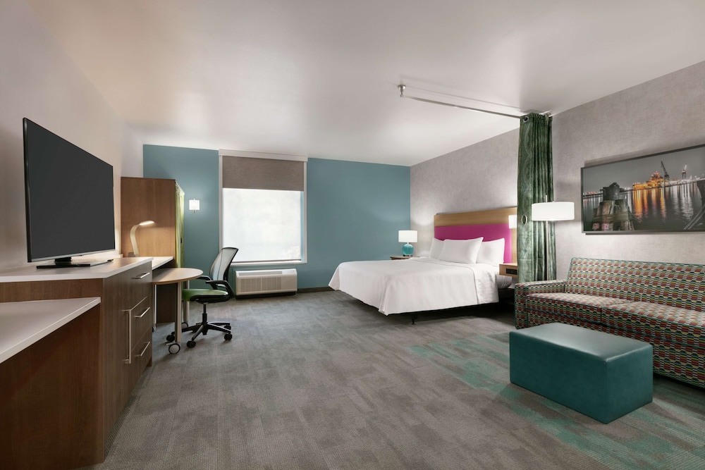 Studio, 1 King Bed, Accessible (Mobility & Hearing, Roll-in Shower) photo 3