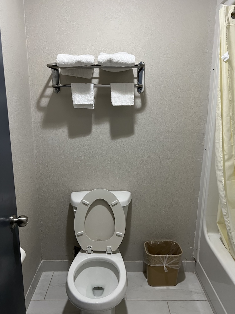 Deluxe Room, 1 King Bed, Non Smoking, Refrigerator & Microwave