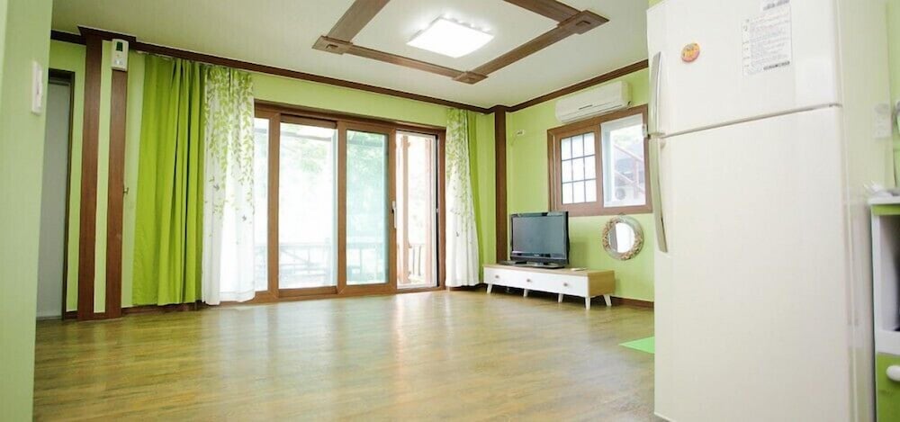 Room (Saesori) - Photo 1