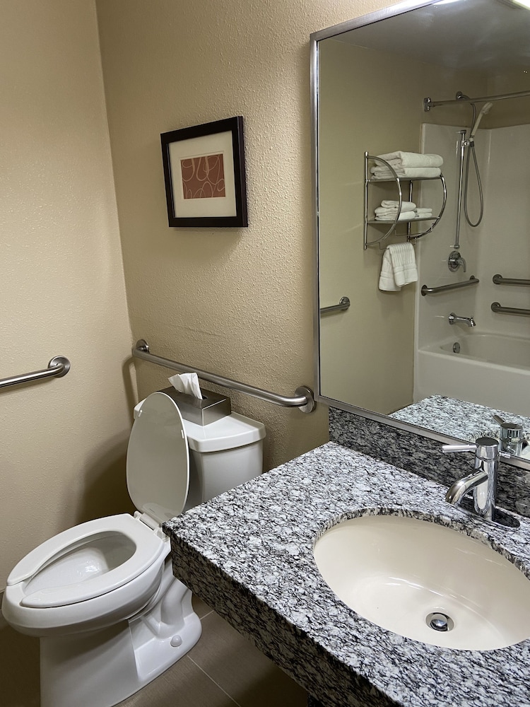Room, 2 Queen Beds, Non Smoking (Upgrade) - Photo 8