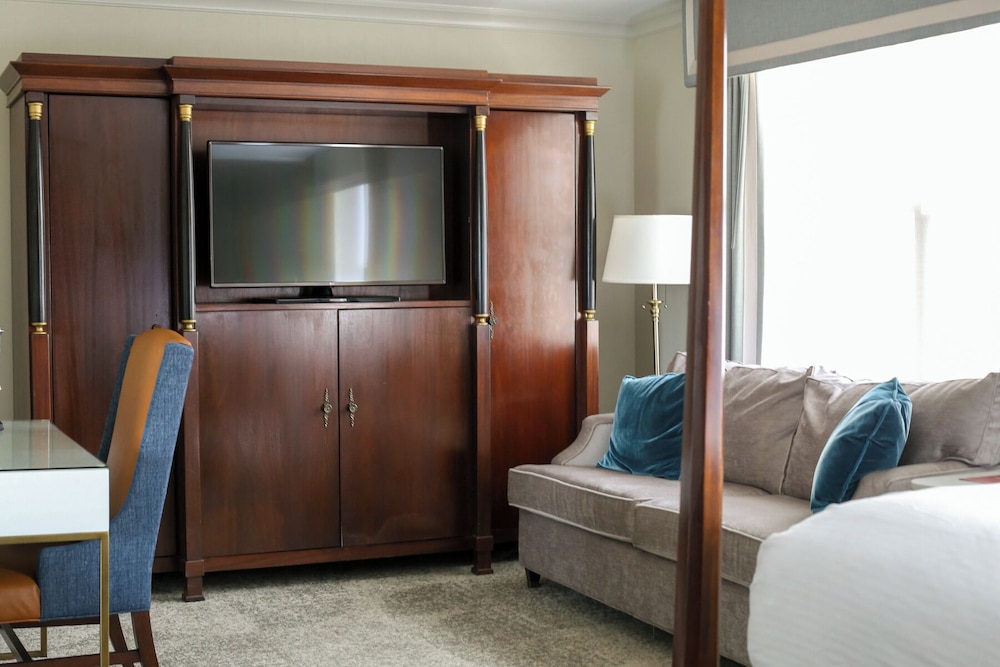 Deluxe Room, 1 Queen Bed with Sofa bed photo 2