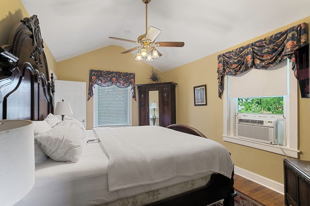 Traditional Room, 1 King Bed, Balcony, Garden View