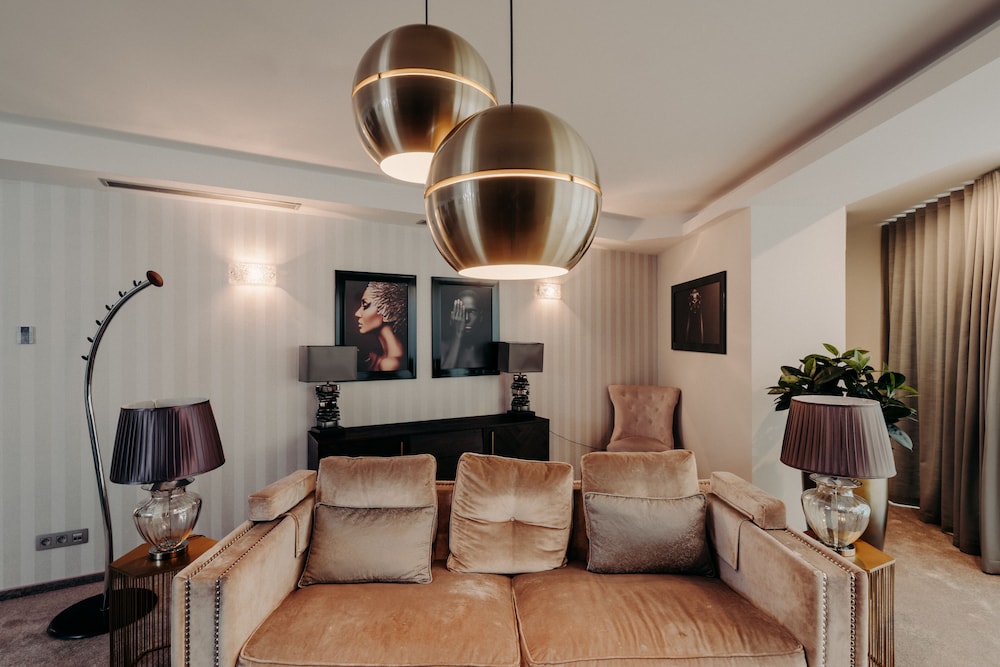 Suite, Multiple Beds (Additional Living Area) - Photo 6