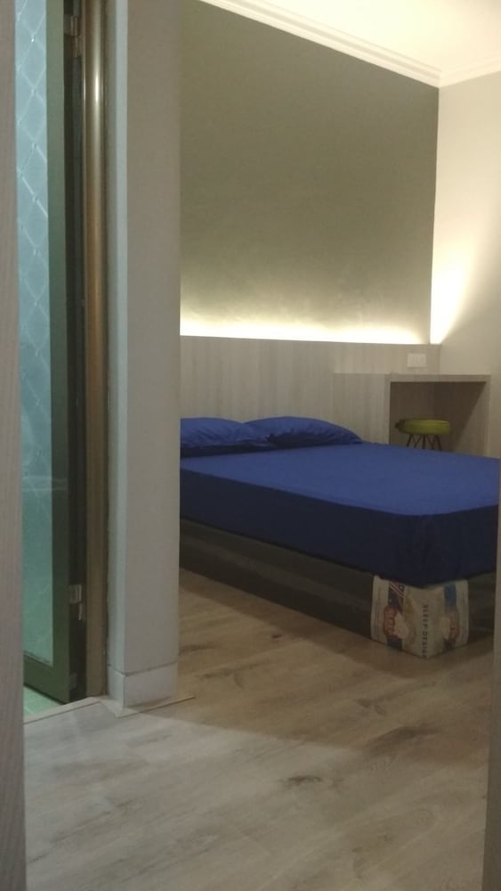 Standard Room, 1 Queen Bed, Private Bathroom photo 2