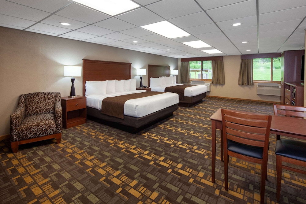 Suite, Multiple Beds, Non Smoking, Poolside photo 1