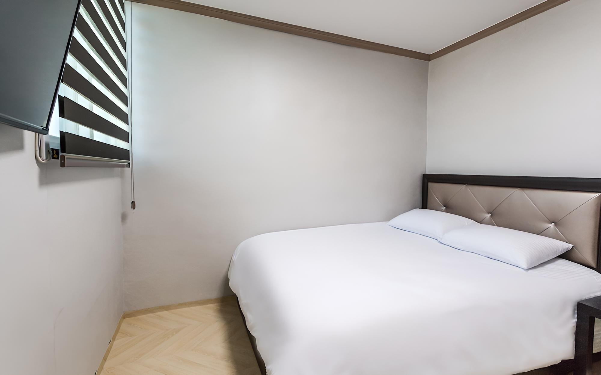 Room (Small bed room (Please check with the) photo 1