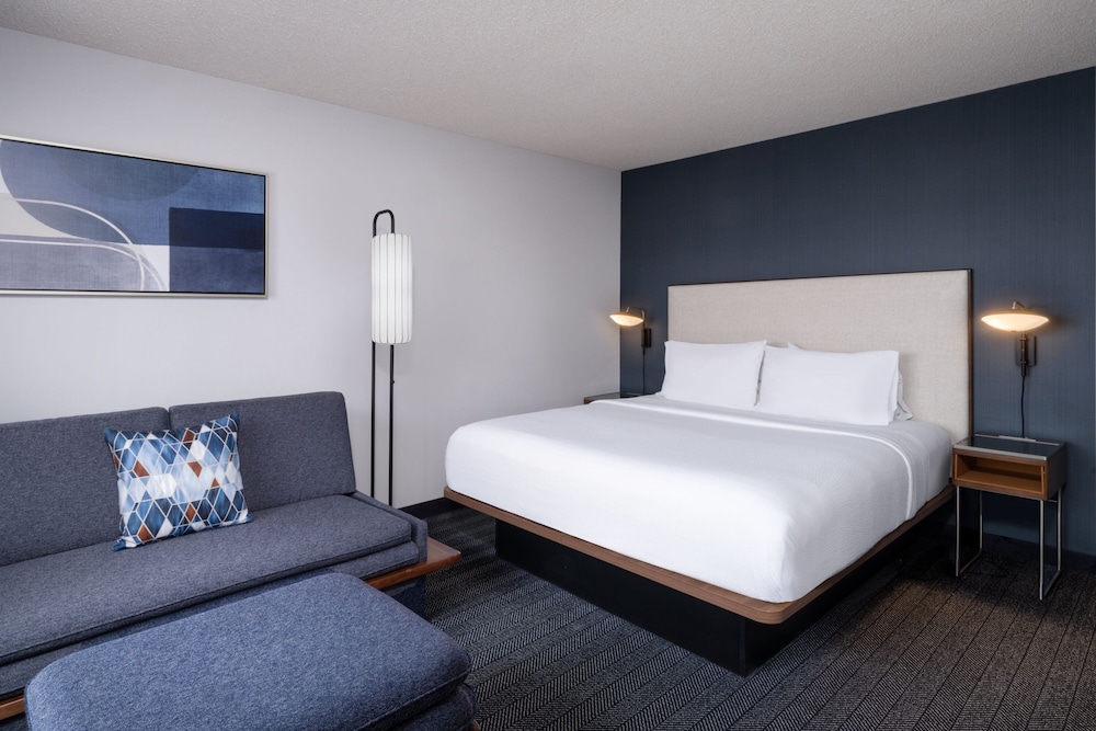 Room, 1 King Bed with Sofa bed (Hearing Accessible) - Photo 5