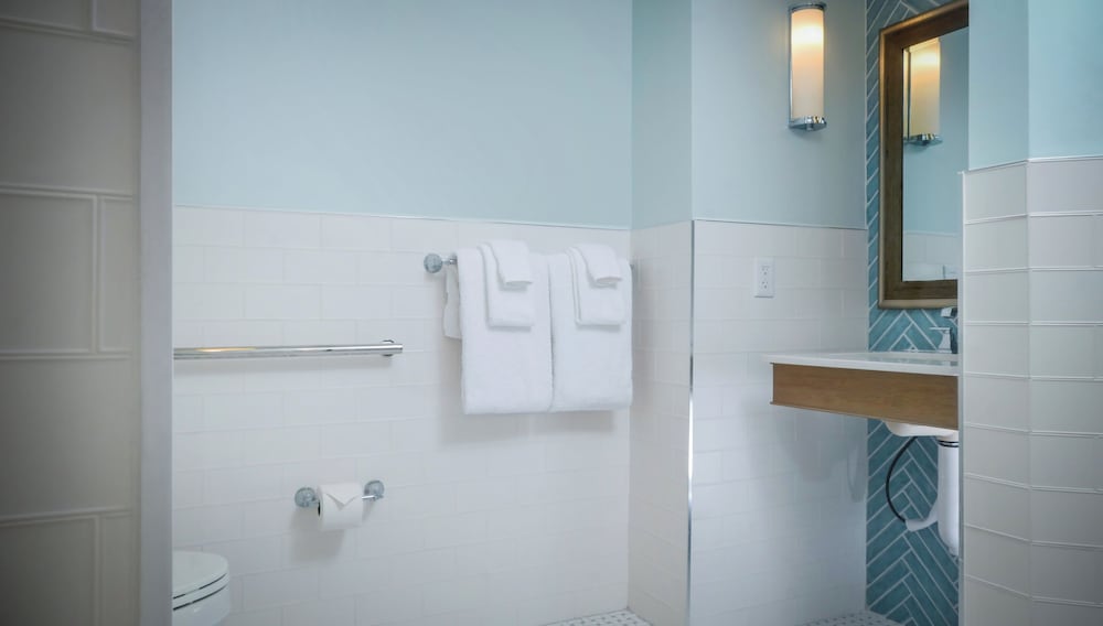 Superior Room, 1 King Bed, Mobility Accessible - Photo 4