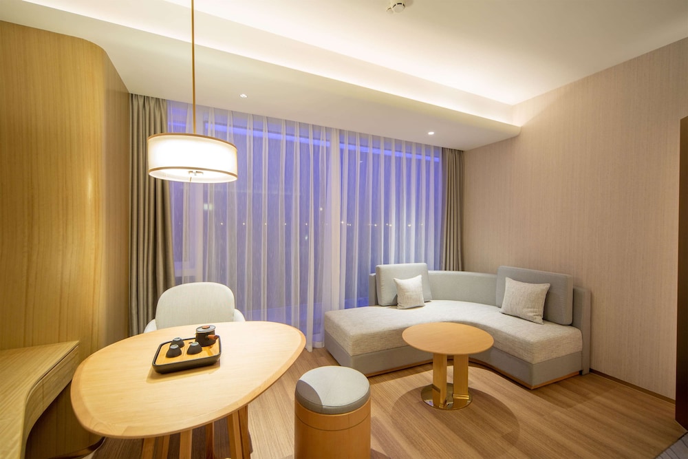 Deluxe Room, 1 King Bed, Garden View