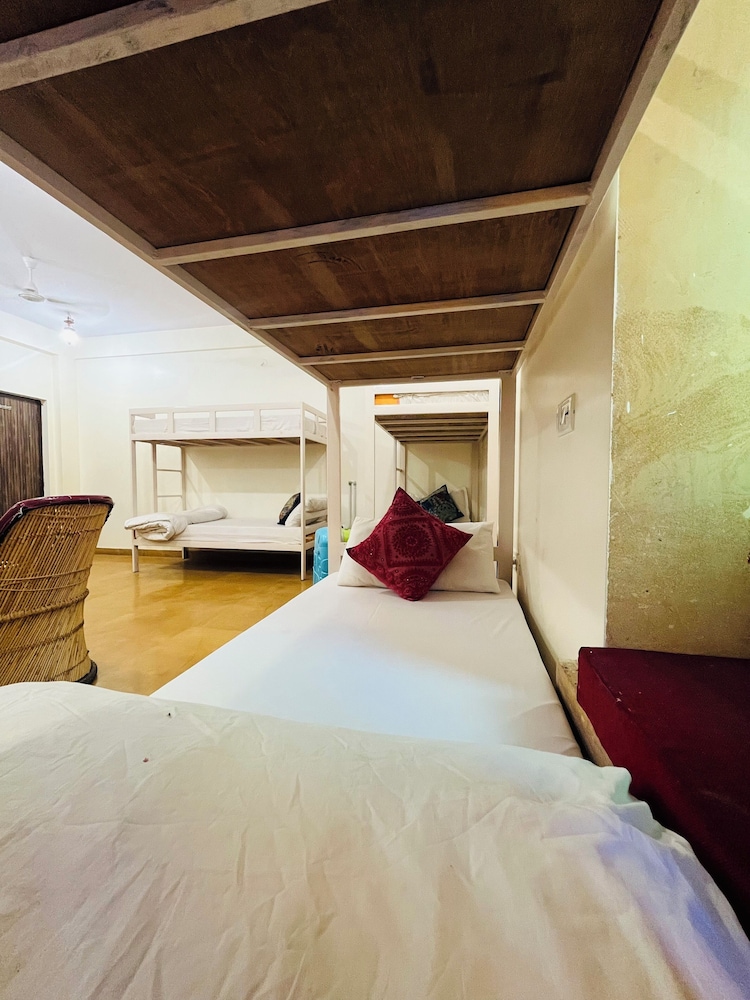 6 Bed Female Ac Dormitory room photo 1