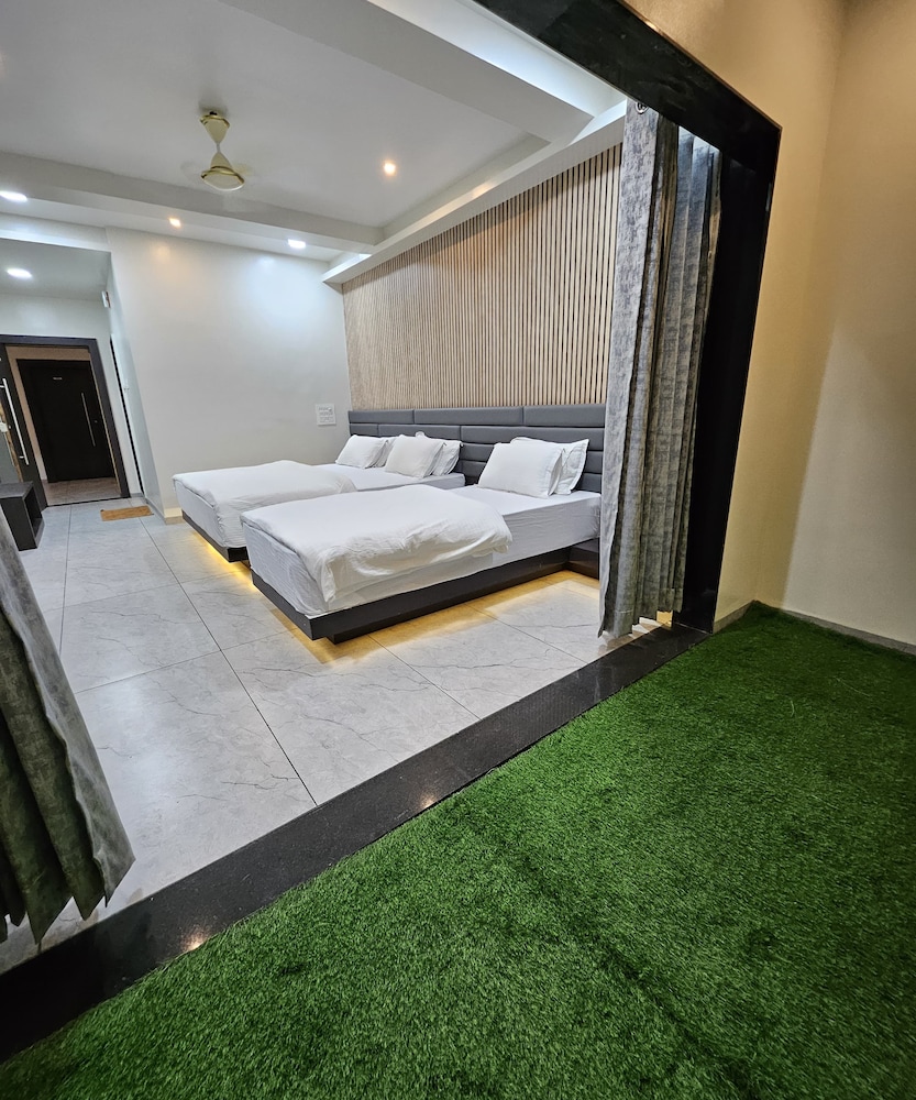 Luxury Three Bedroom - Photo 4