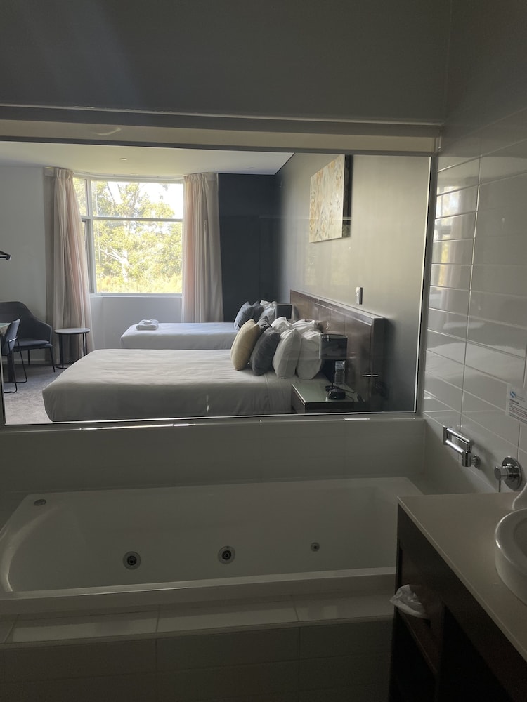 Queen Single Spa Suite Parkview photo 3