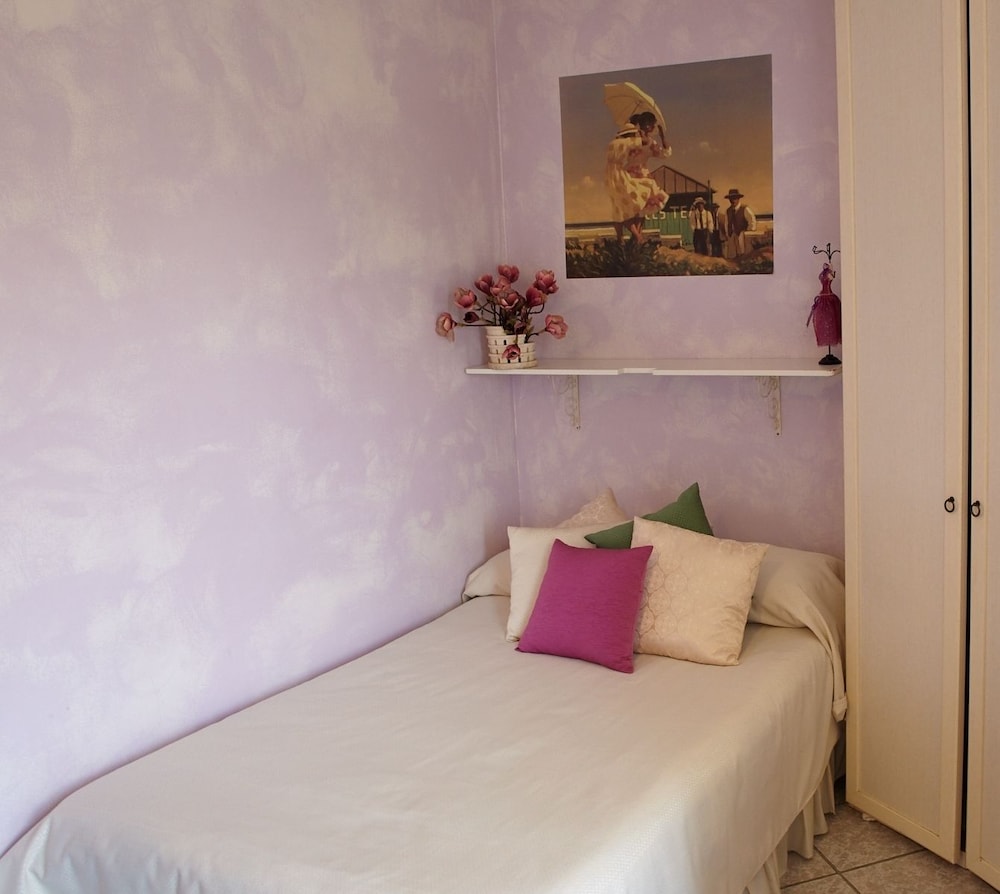 Double Room Single Use, Hill View