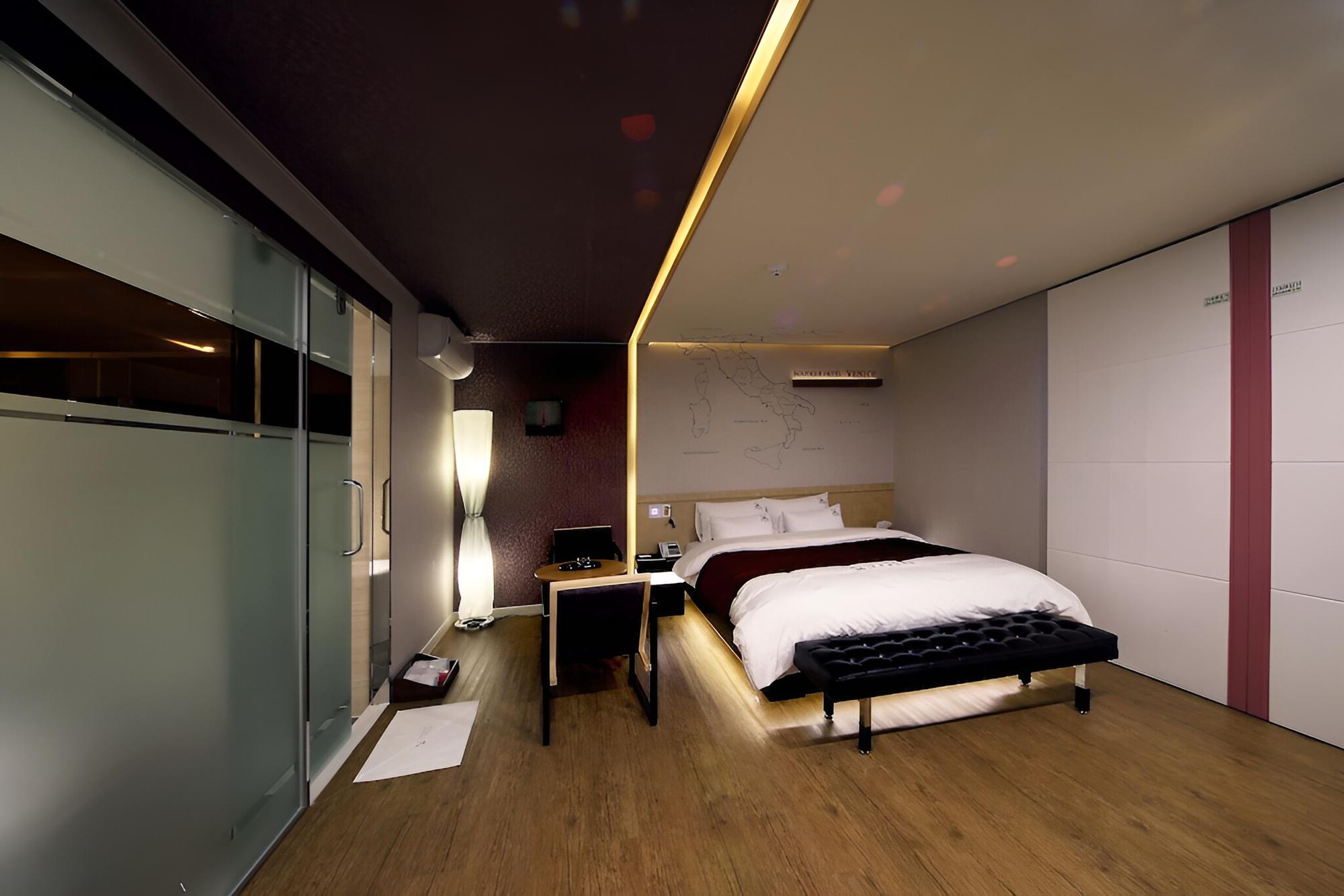 Room (Standard (1PC Netflix available)) photo 2