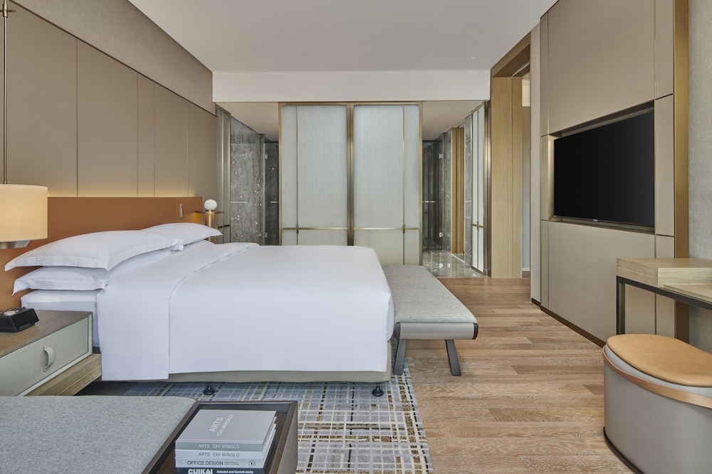 Deluxe Suite, 1 King Bed (Ambassador) photo 2