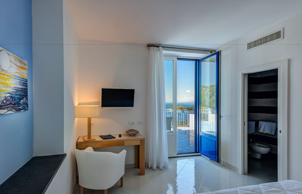 Premium Room, 1 King Bed, Hot Tub, Sea View