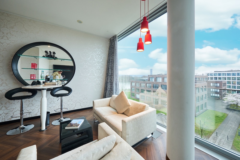 Junior Suite Deluxe (partial river view)