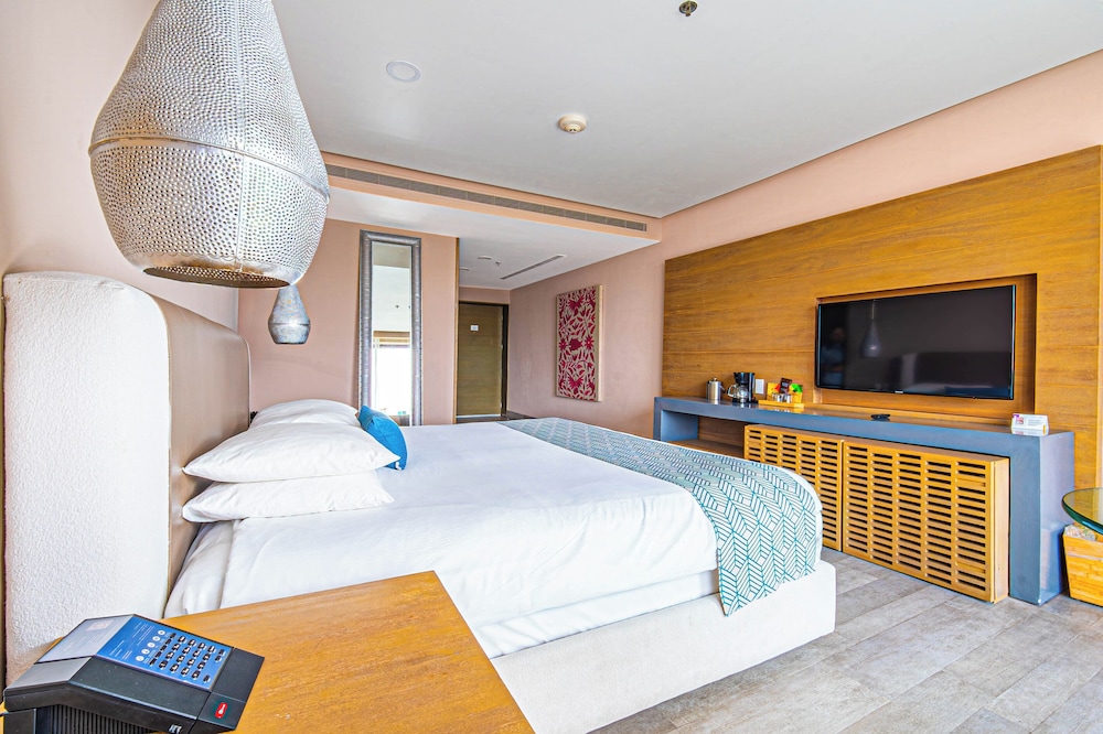 Room, 1 King Bed, Accessible (roll-in Shower)