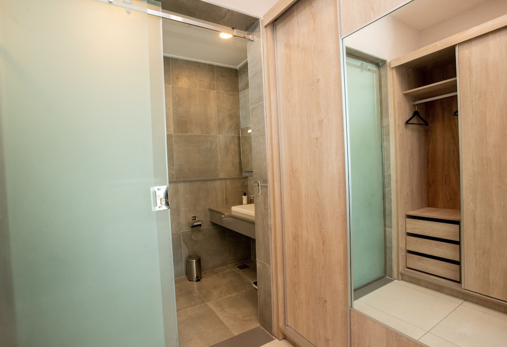 2 Bedroom Deluxe Suite - Photo 20