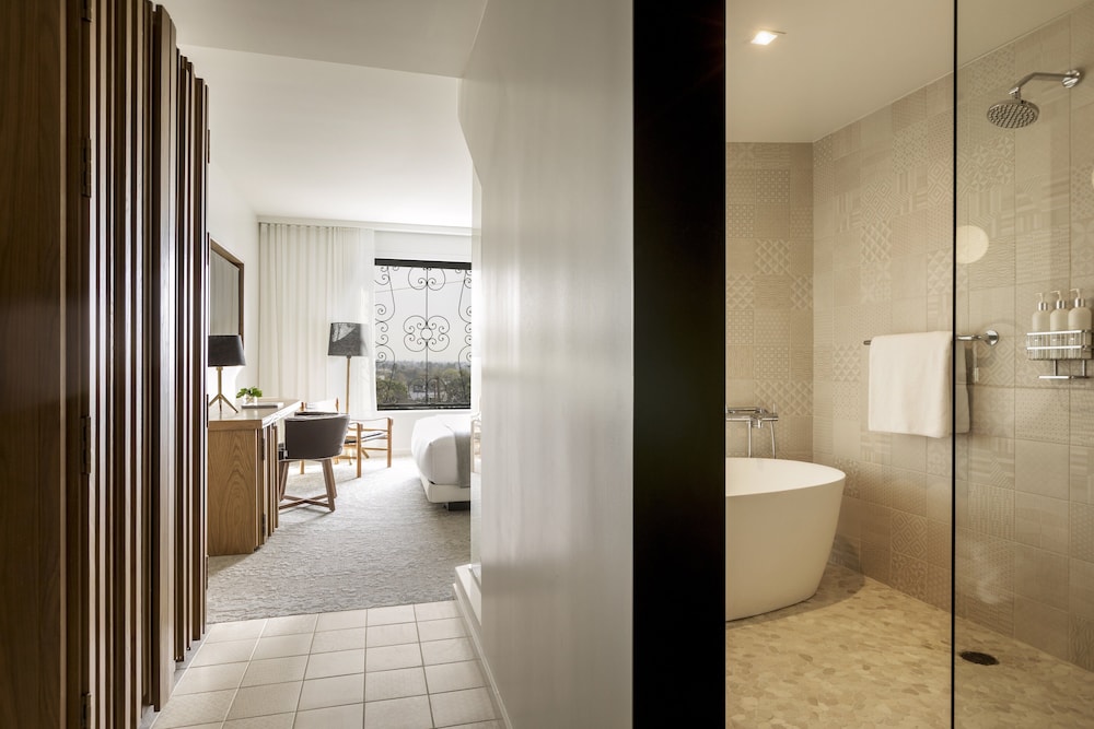 Premium King Room with One King Bed and Spa Access (Non Smoking)