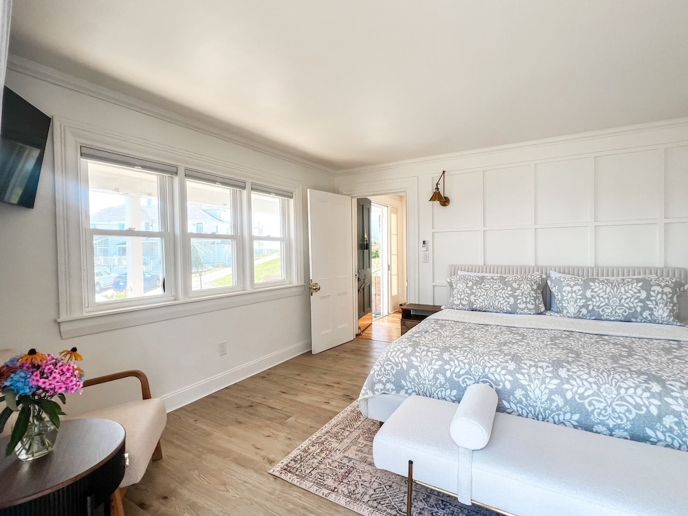 Comfort Room, 1 King Bed, Balcony, Harbor View