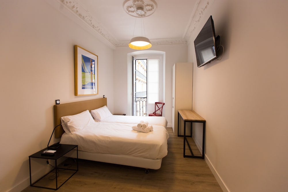 Twin Room (2)