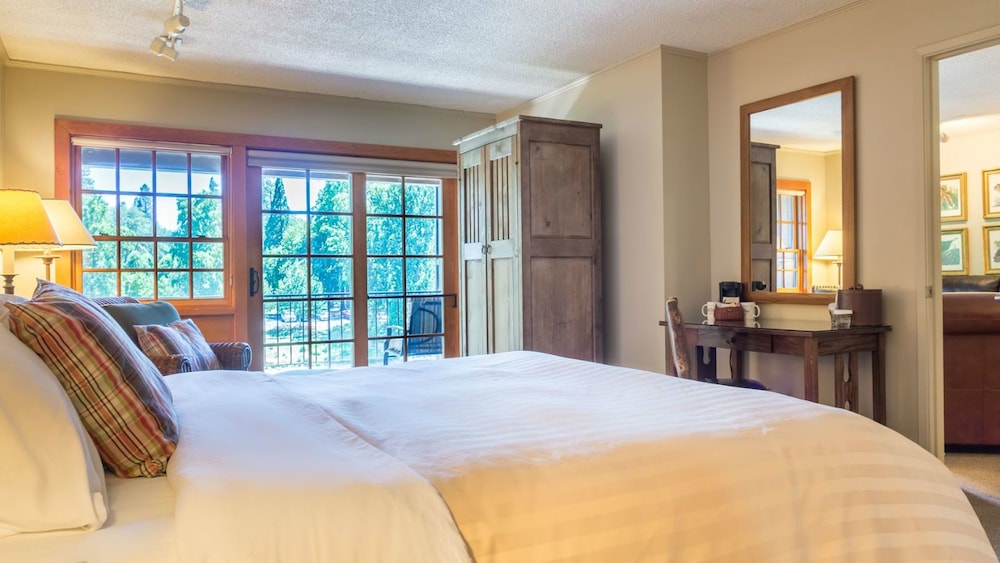 Suite, Multiple Beds, Fireplace, River View (River Facing, Whirlpool)