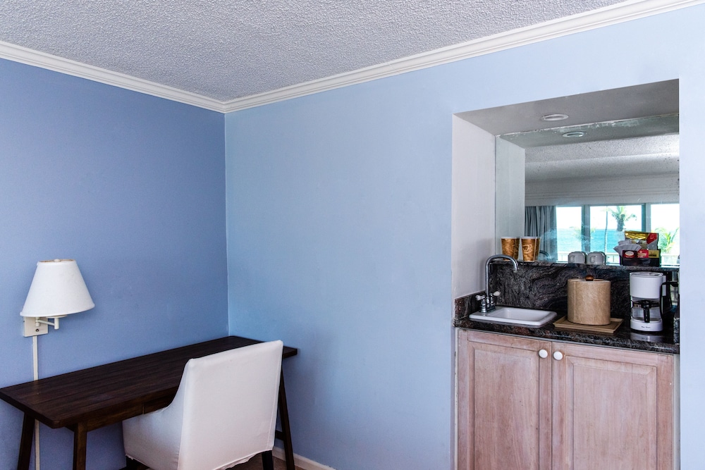 Deluxe Room, 1 King Bed, Oceanfront photo 2