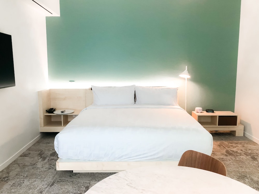 Suite, City View - Photo 3