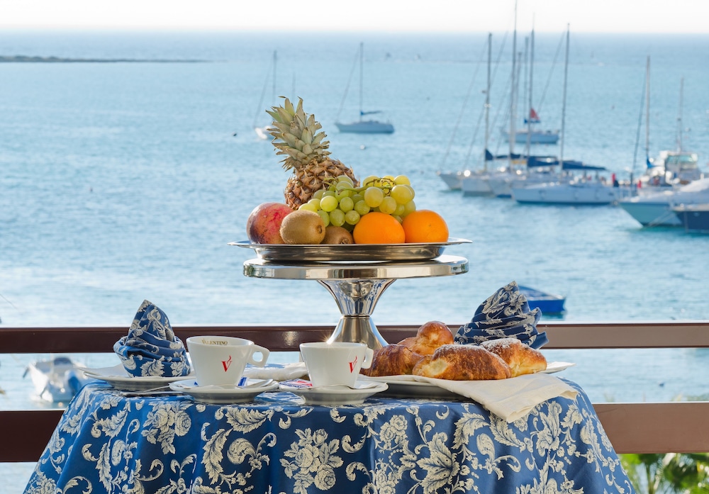 Deluxe Triple Room, Balcony, Sea View photo 2