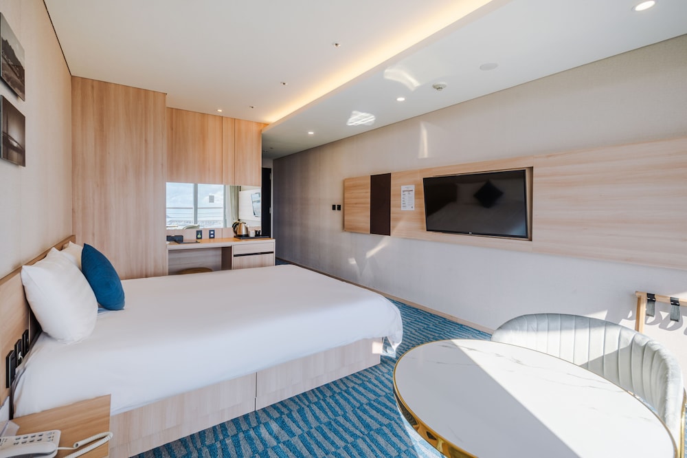 [Wine Pkg] Executive Double Room + 1 Red Wine + 2 Wine Glasses photo 2