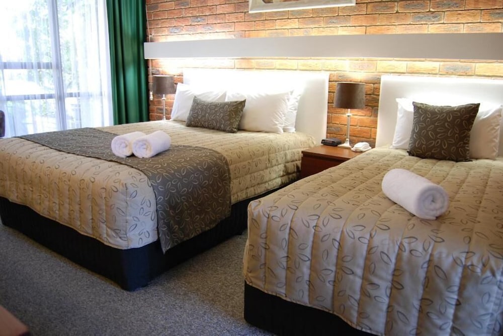 Standard Room, Non Smoking, Balcony (Twin Room with Queen Bed and Single Bed) photo 1