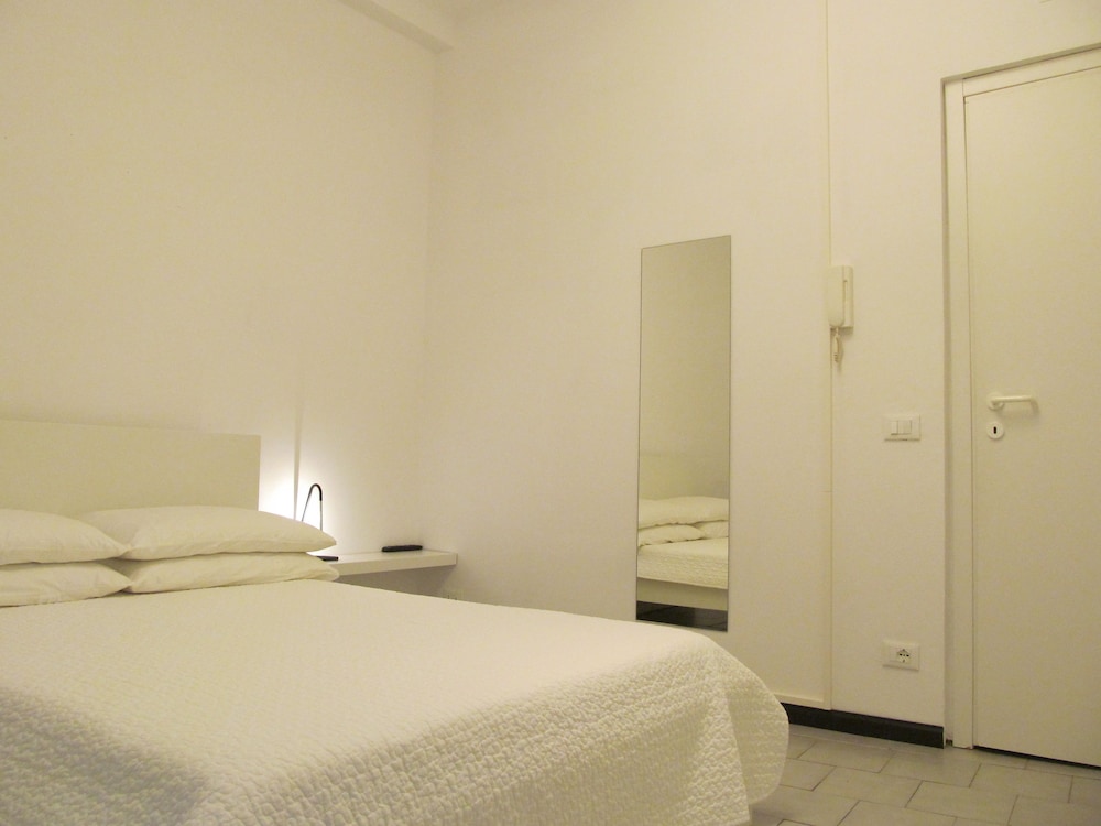 Room, 1 Large Twin Bed, Shared Bathroom photo 2