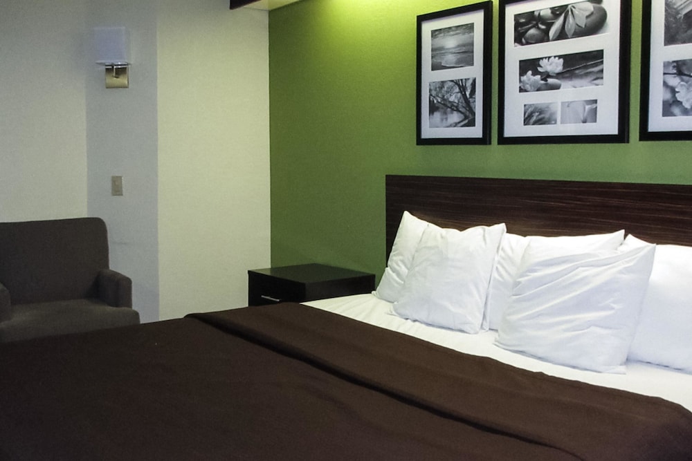 Standard Room, 1 King Bed, Non Smoking - Photo 2