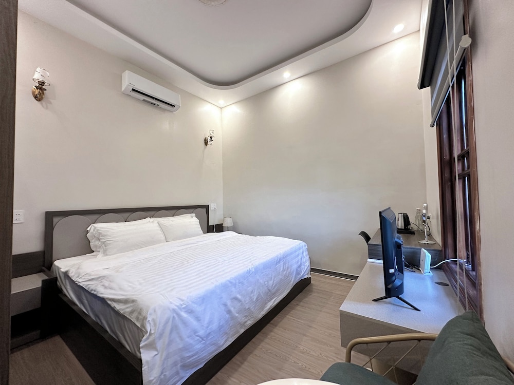 Family Double Room, 1 King Bed, Ensuite photo 3