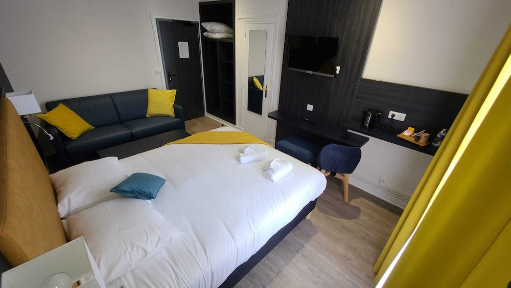 Superior Quadruple Room, 1 Queen Bed with Sofa bed photo 3