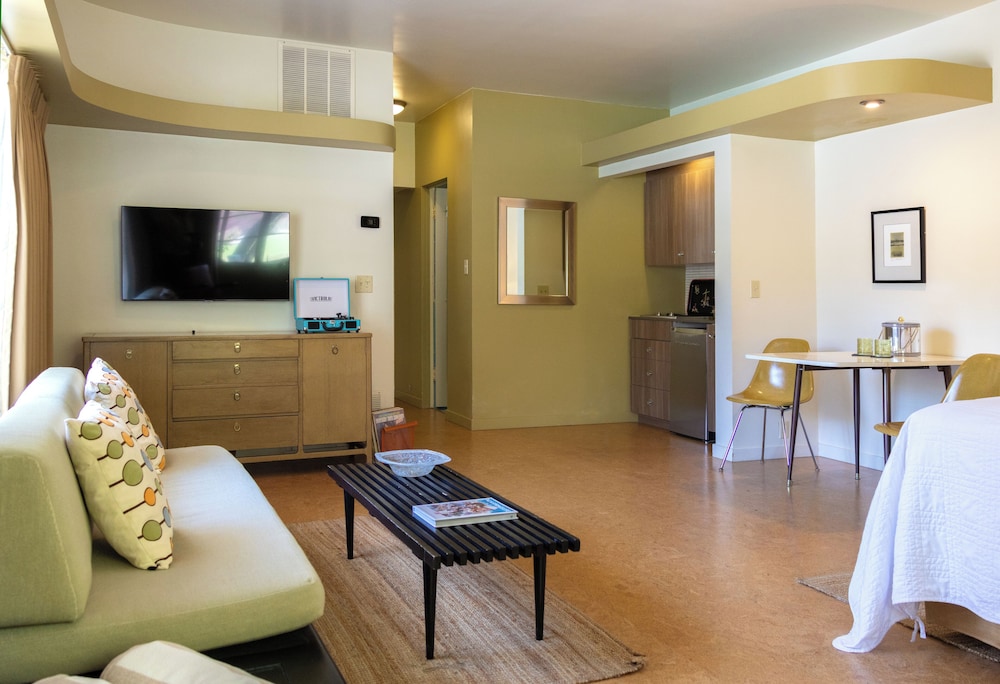 Suite, Poolside photo 2