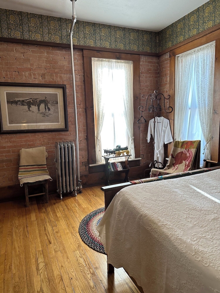 Cowboy - Full Room w/ Shared Bath photo 3