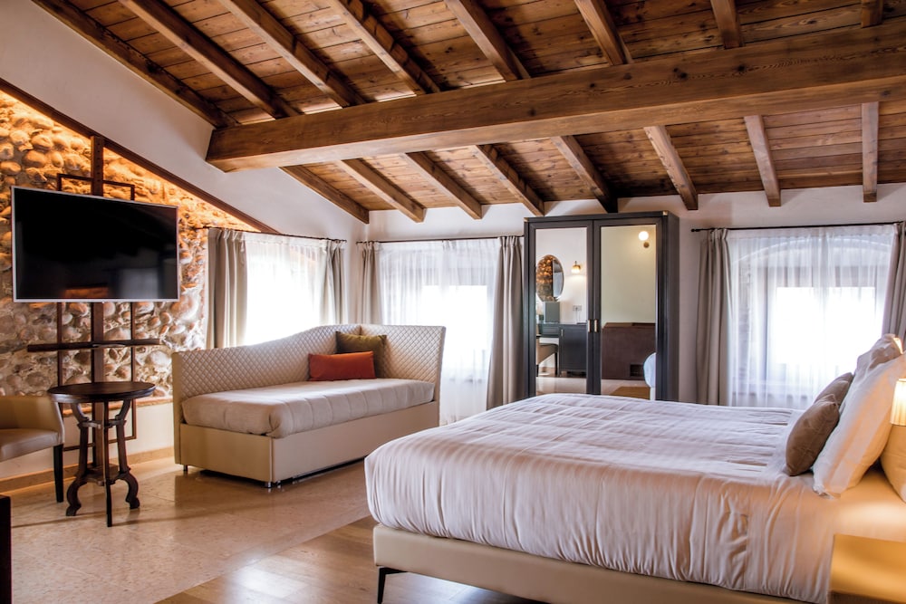 Suite, River View photo 2